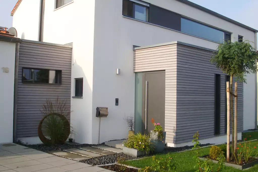 Modernes Wohnhaus mit Holzfassade von Schreinerei Schneider